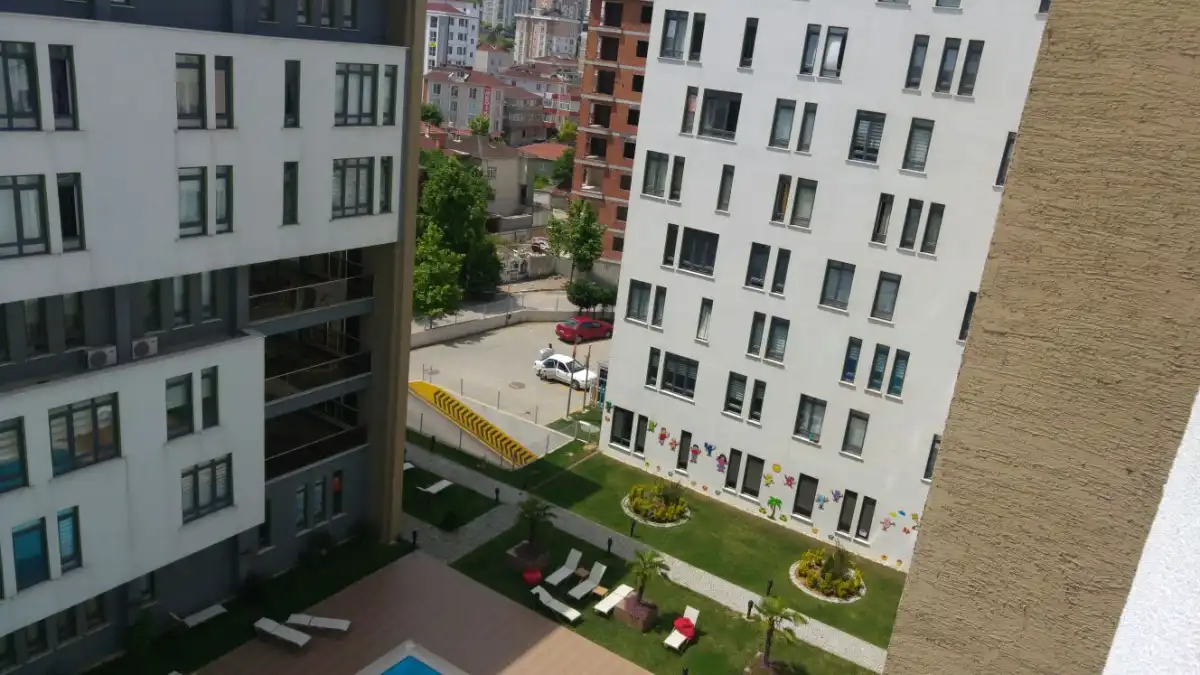EMLAKYAP’DAN KURTKÖY CİTY LİFE’DA EŞYALI ARAKAT 1+1 KİRALIK DAİRE